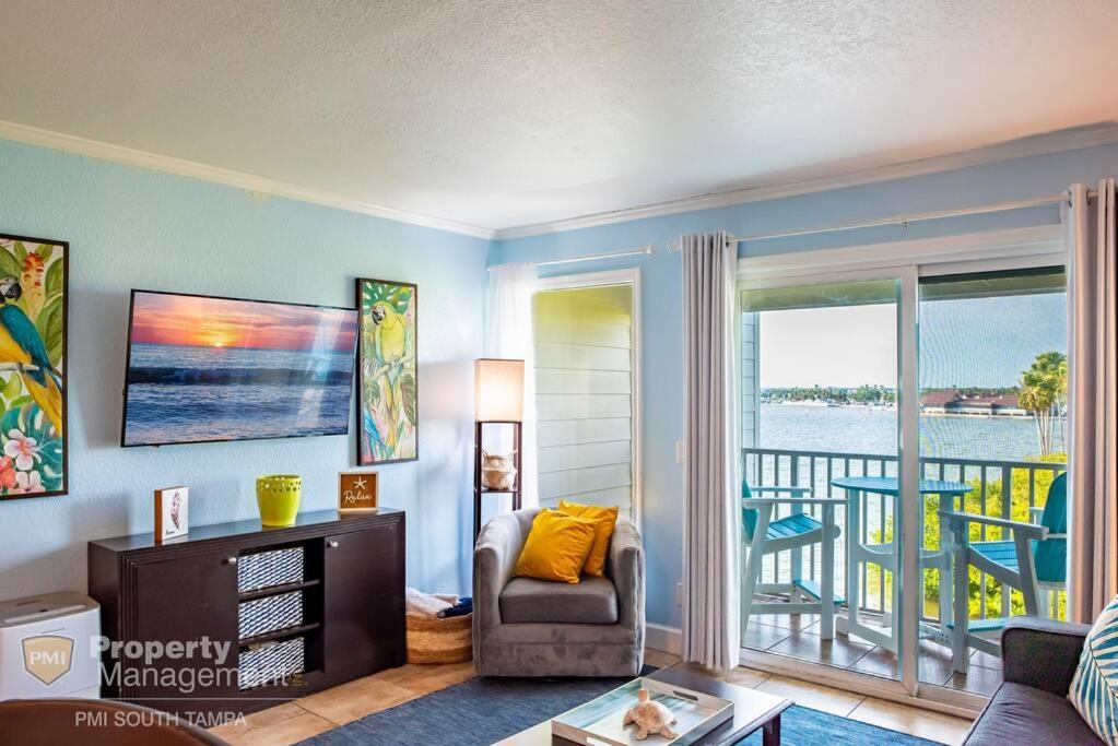 Holiday home Tropical Serenity-water View Heated Pool Tiki Bar *