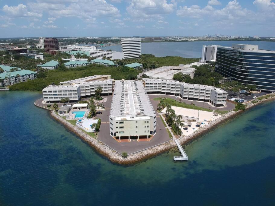 Tropical Serenity-water View Heated Pool Tiki Bar Holiday home Tampa