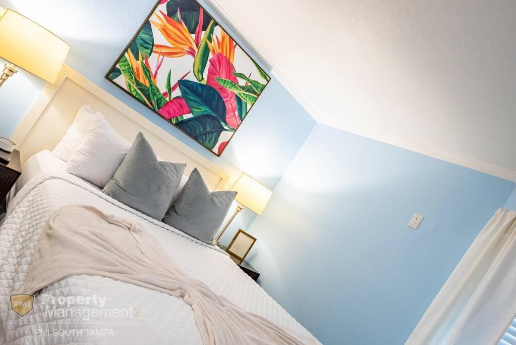 Holiday home Tropical Serenity-water View Heated Pool Tiki Bar Tampa