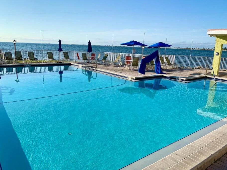 Holiday home Tropical Serenity-water View Heated Pool Tiki Bar Tampa